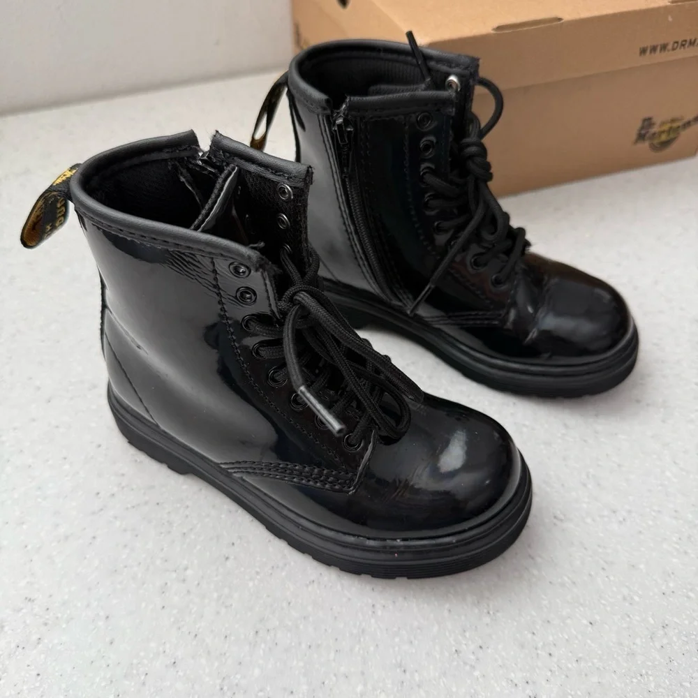 Dr. Martens Classic Kids Unisex Patent Black Boots Shiny Rainbow Shimmer sz 9US